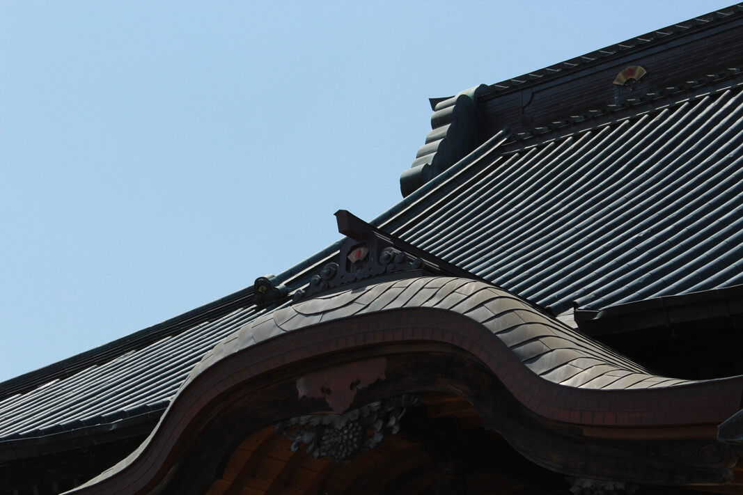 善念寺本堂の屋根